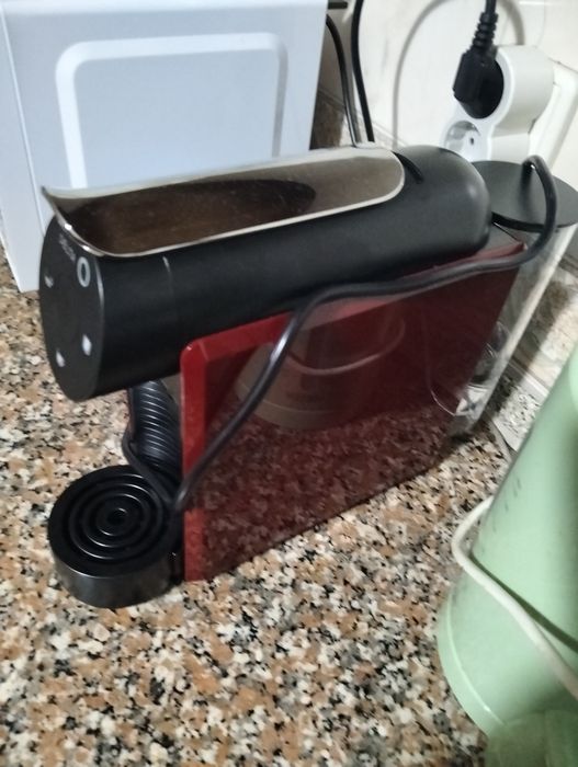 Máquina de café nova com 60 cápsulas