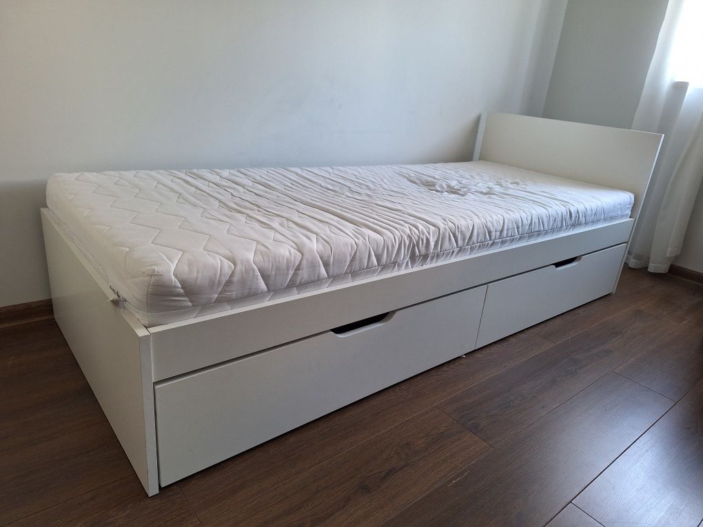 Łóżko z materacem i szufladami