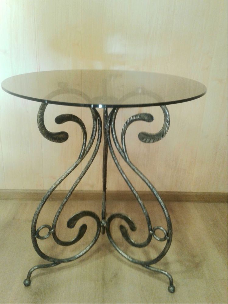 Якісний металевий стіл у класичному стилі.