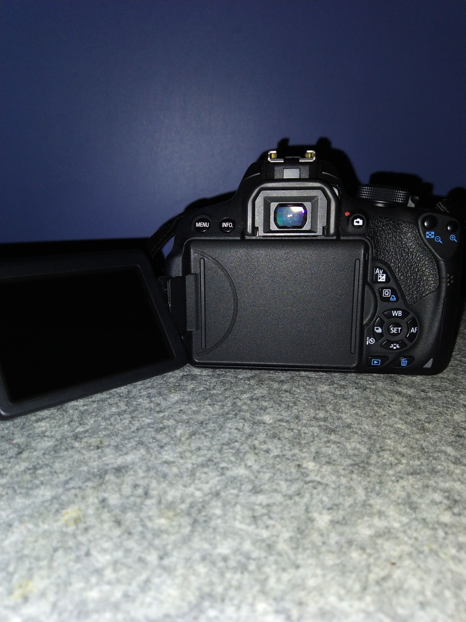Canon EOS 700D kit (18-55mm) EF-S IS STM