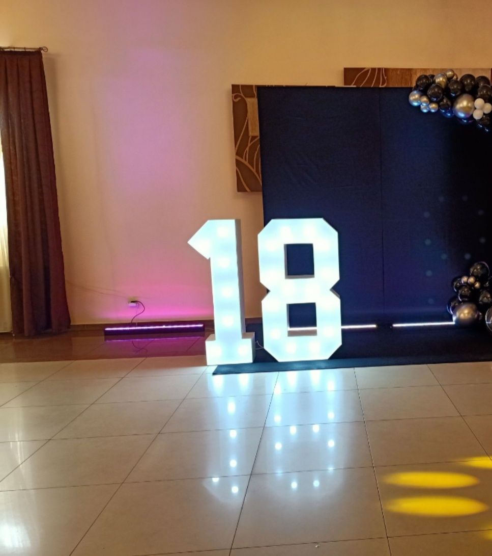 Cyfra liczba 18 LED na urodziny osiemnastkę, roczek, 8 urodziny lub 81