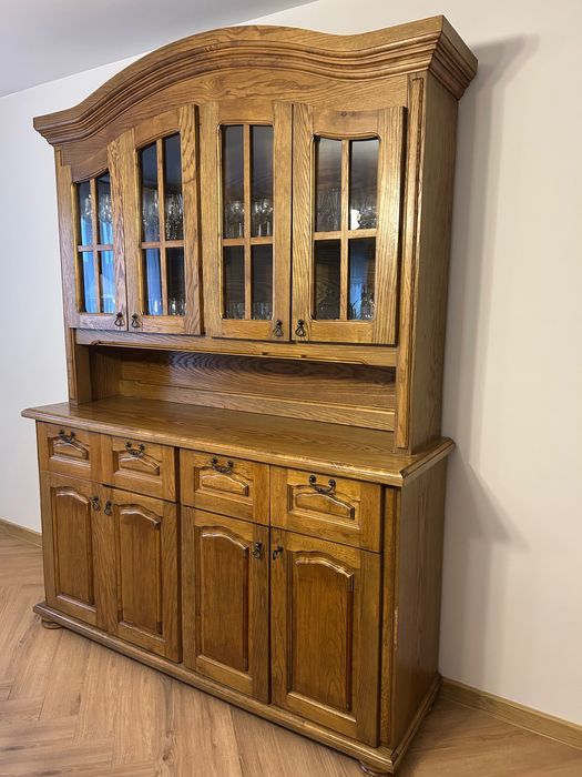 Solidna drewniana witryna wykonana z dębu