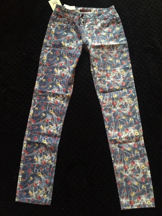 Śliczne, nowe spodnie w kwiaty rozmiar S