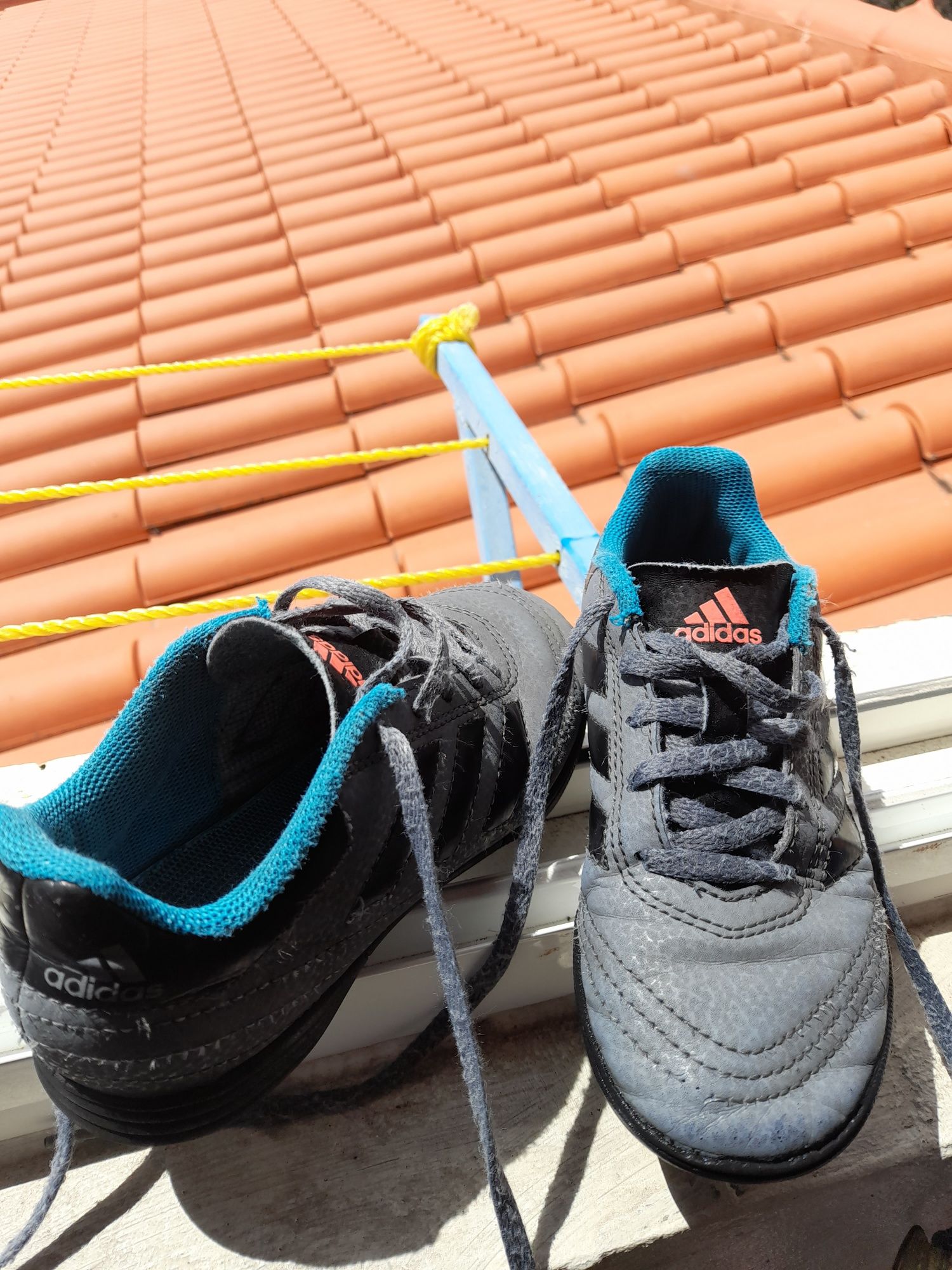 Sapatilhas Menino Adidas 30 já com portes.em correio normal