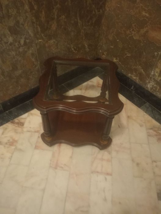 Mesa de centro com tampo em vidro  com as medidas 0.45 por 0.50