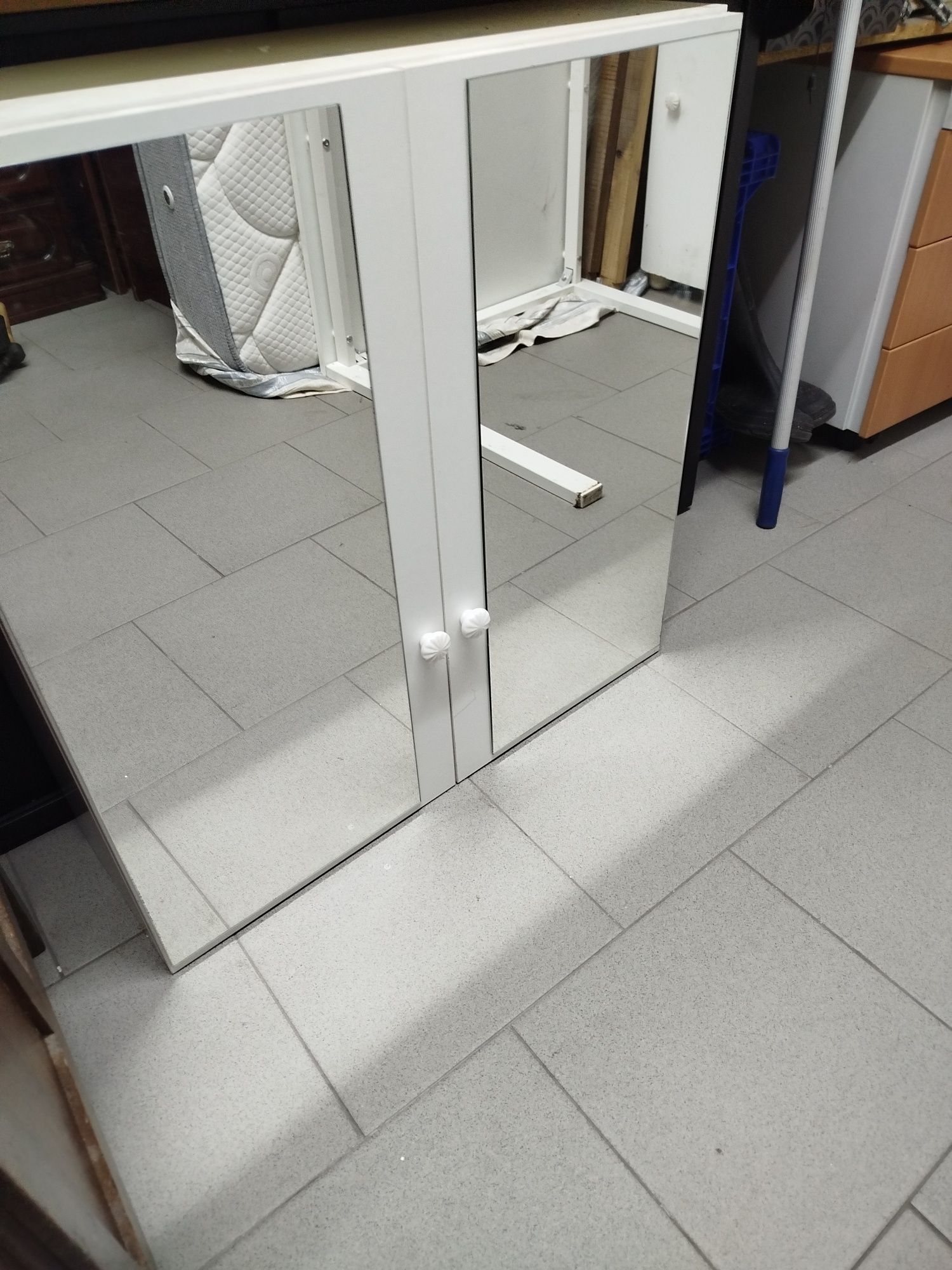 Móvel branco de parede wc