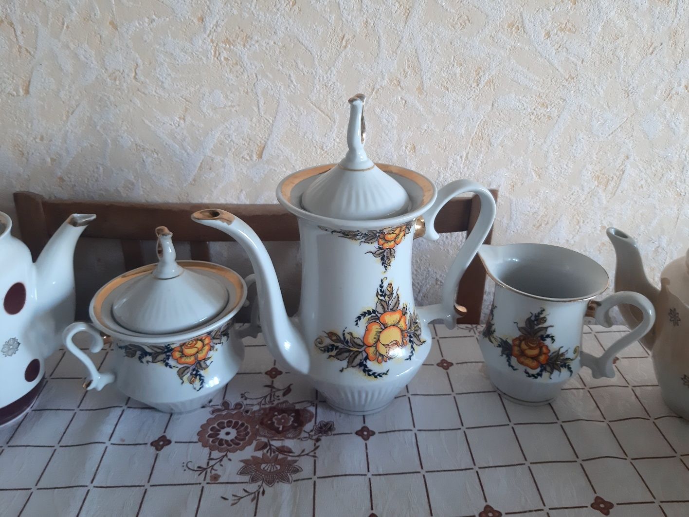 Заварники, цукорниці, молочниці, соусниці та кришталеві вази