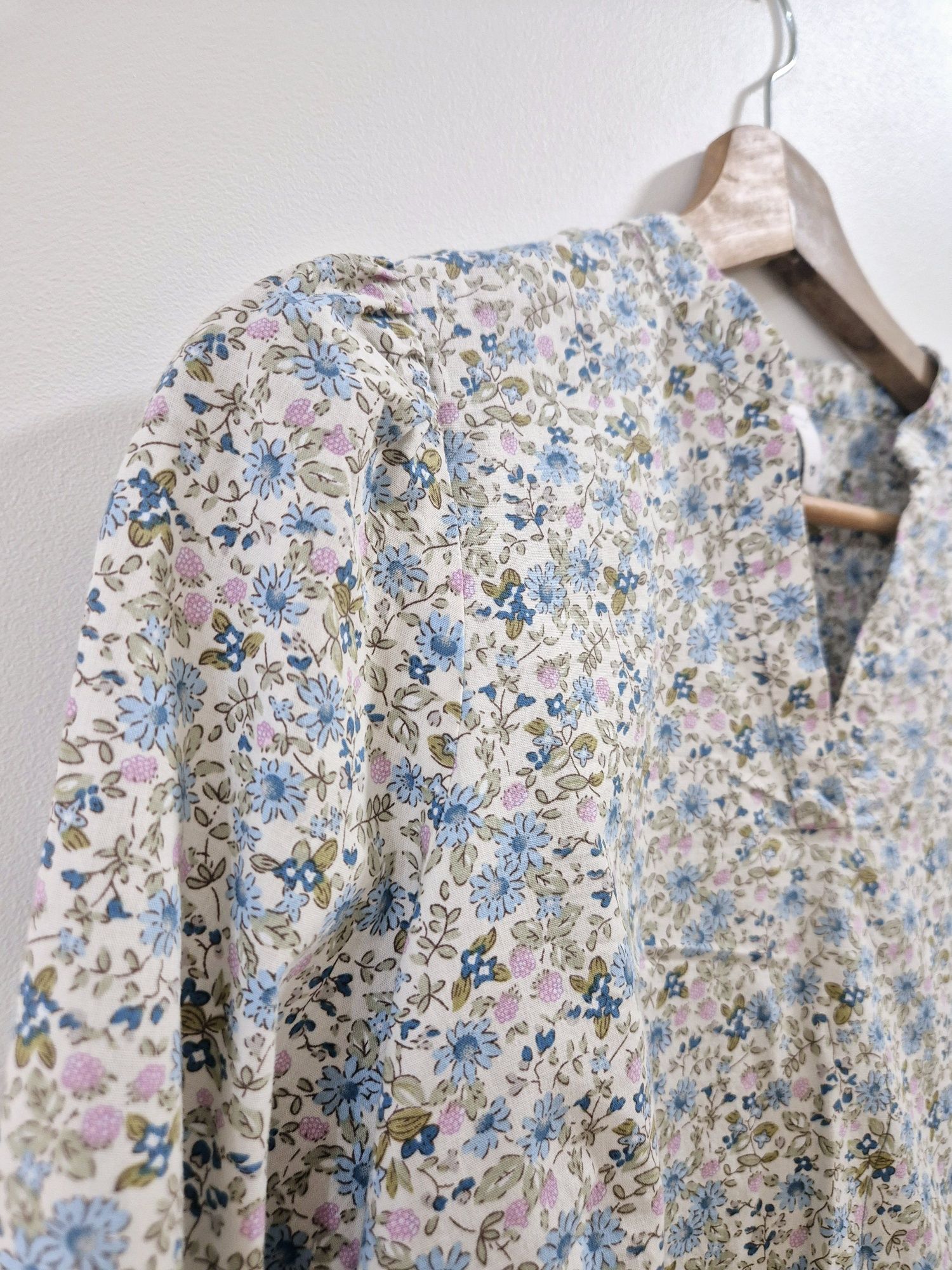 Bawełniana bluzka z długim rękawem Pulz kremowa w niebieskie kwiaty
