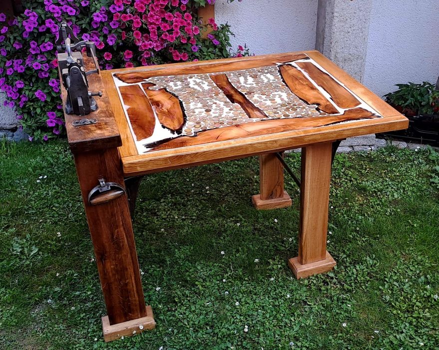 Stół z starej wagi ,odrestaurowanej ,stare pieniądze zalane żywicą