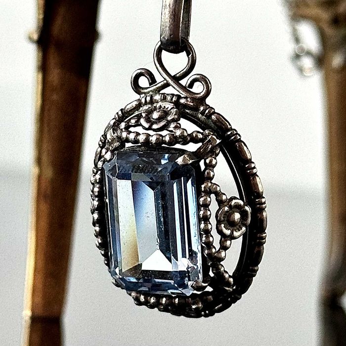 Srebrna przywieszka secesyjna z Akwamarynem, srebro próby 835