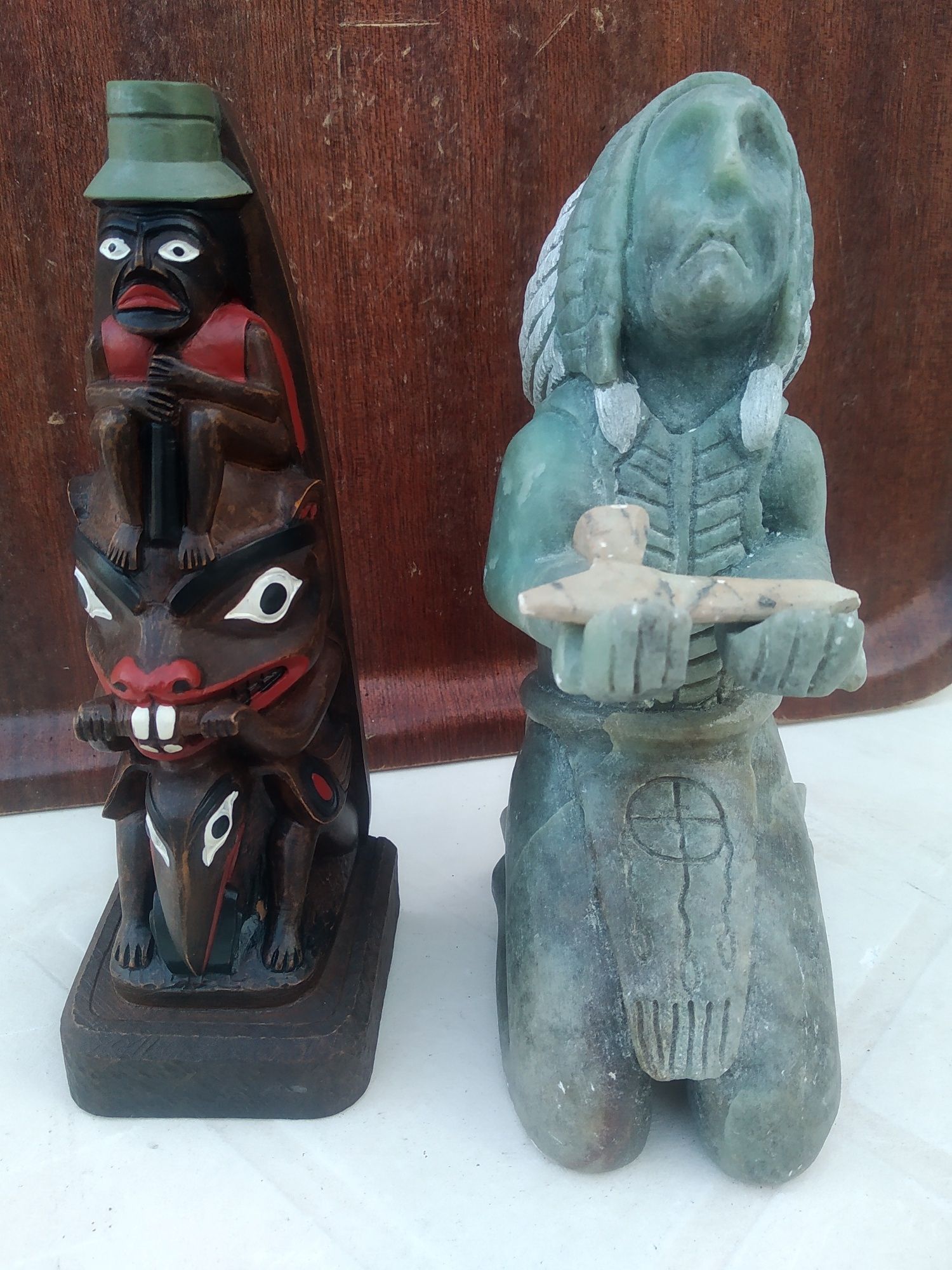 Estatueta de índio antiga em pedra e totem de indios antigo em madeira