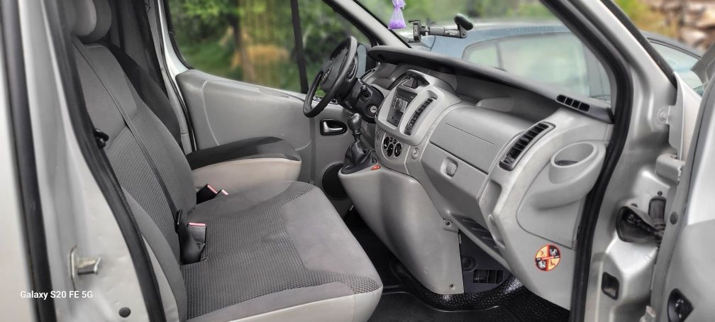 Sprzedam Vivaro 9-cio osobowe