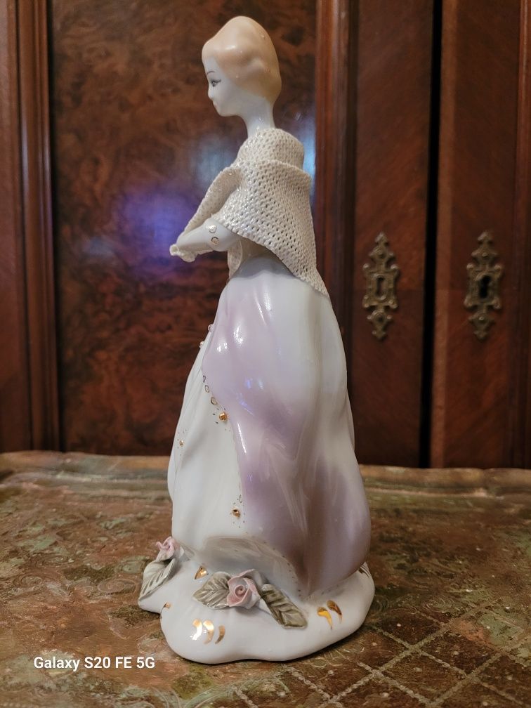 Porcelana stara figurka dama koronka PRL