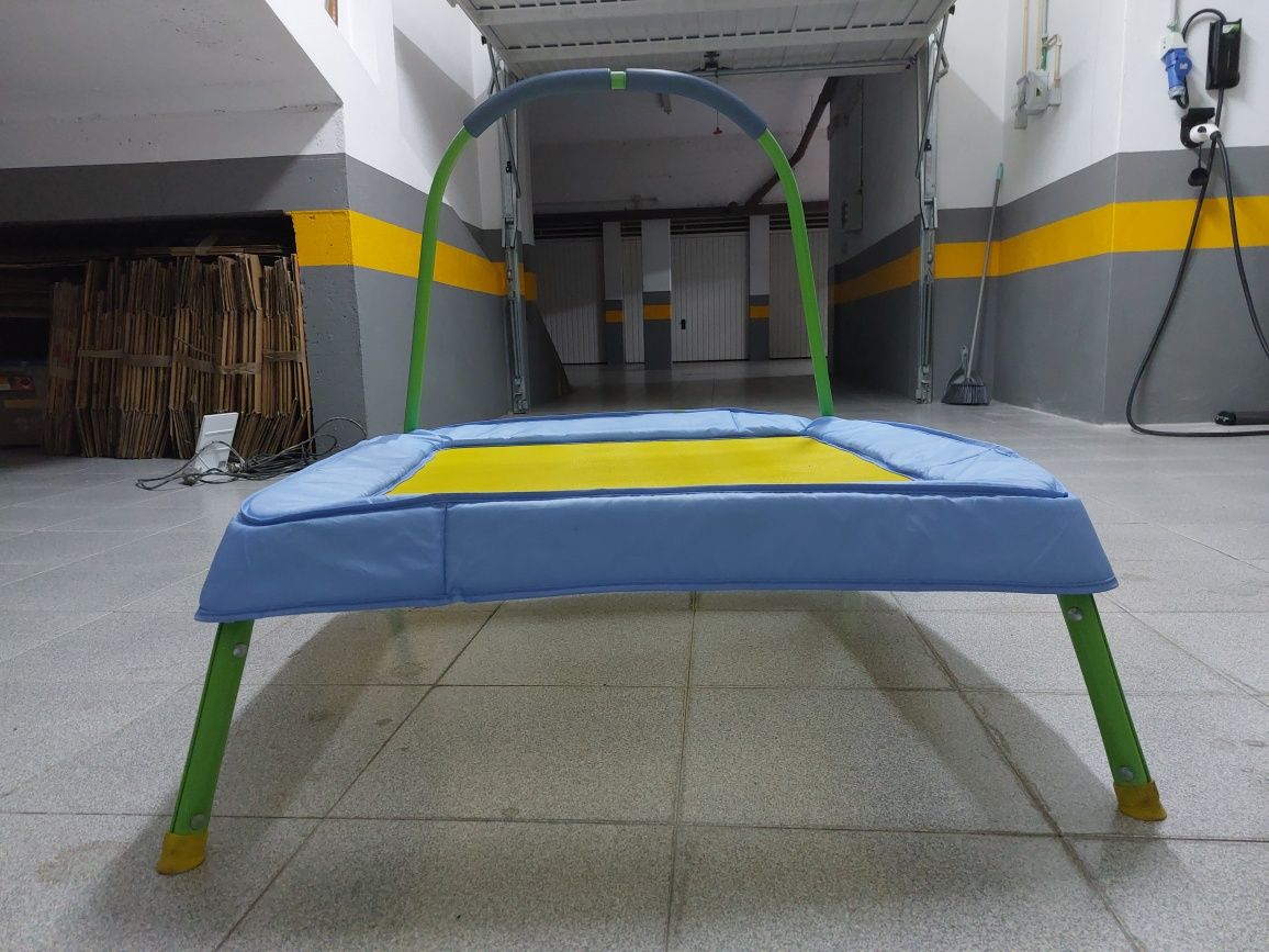 Trampolim para criança