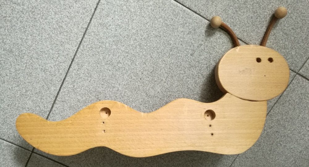 Cabide/bengaleiro lagarta em madeira