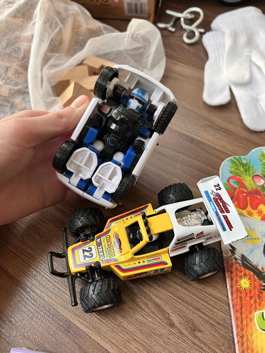 Іграшки, машинки, книжки