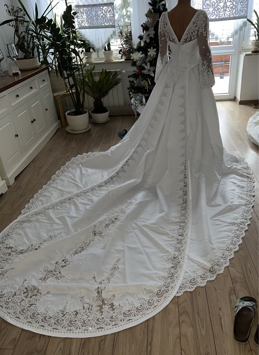 Suknia ślubna z trenem oraz diademem