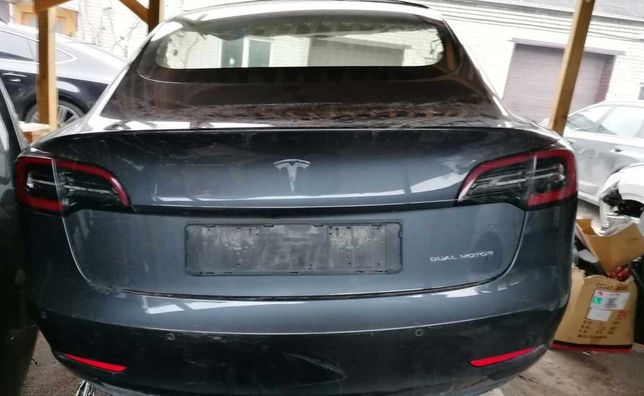 Tesla Model 3 задня частина