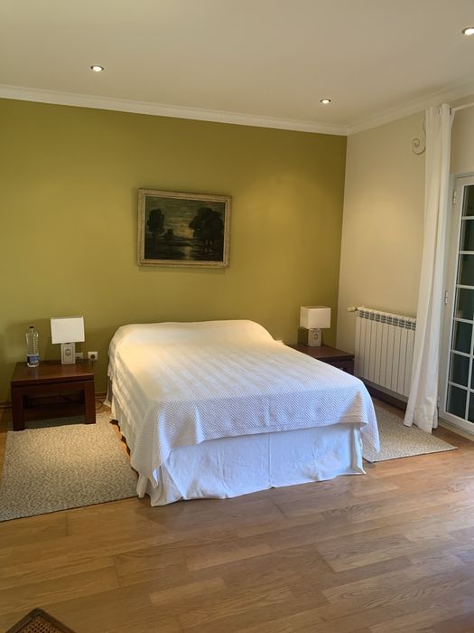 Aluguer de quarto mobilado com casa de banho privada.