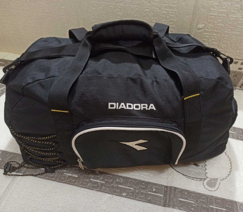 Сумка дорожня спортивна чорна Diadora з плечовим ременем 55х25х30