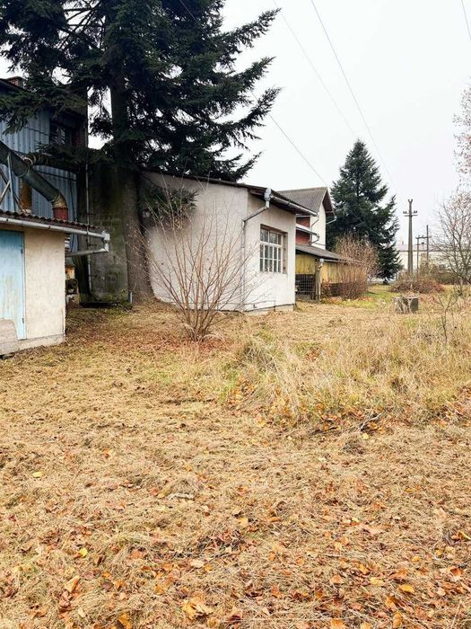 Продам виробничо-складське  приміщення у с. Вістова з рампою .