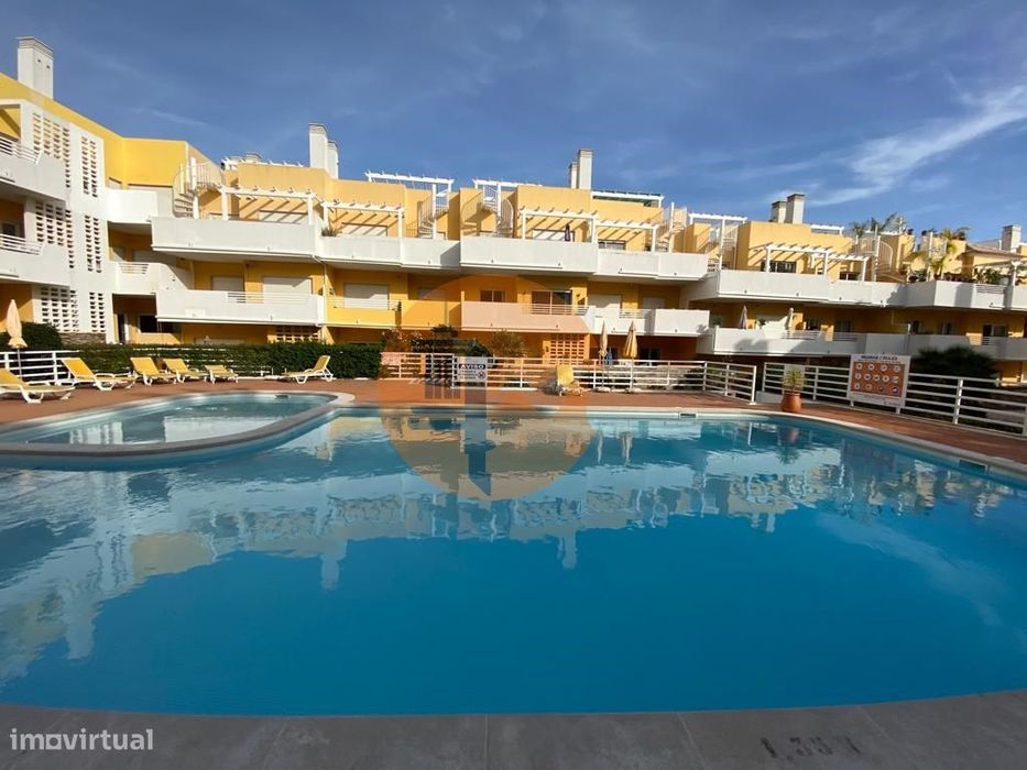 Apartamento T2 inserido num condomínio com piscina, disponível para...
