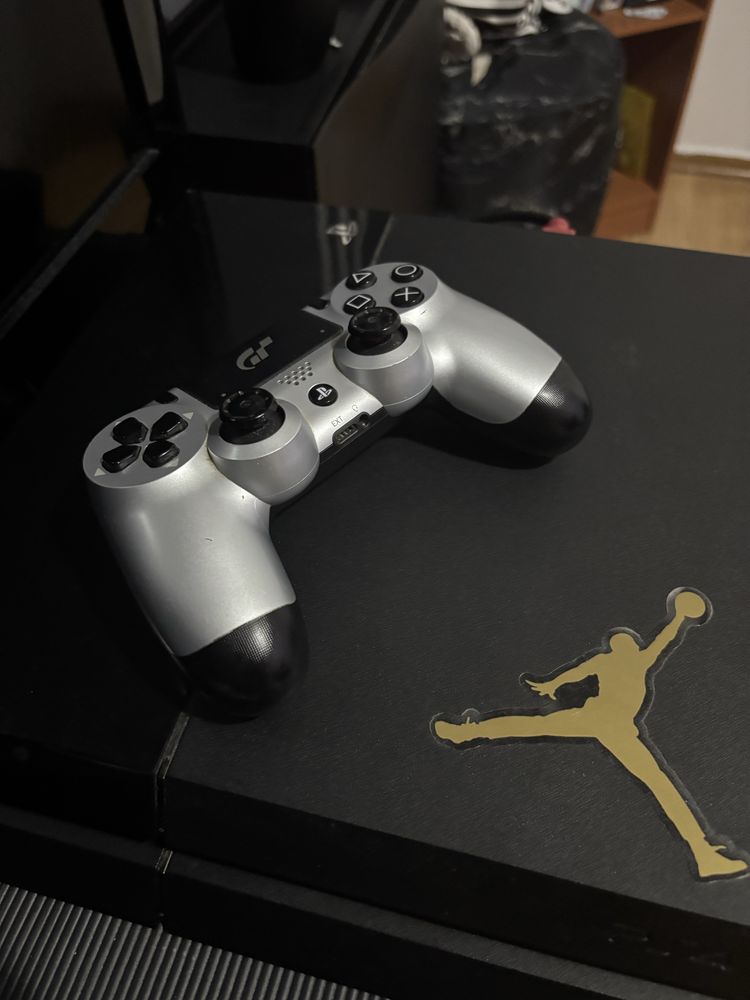 Ps4 em boas condicões para usar