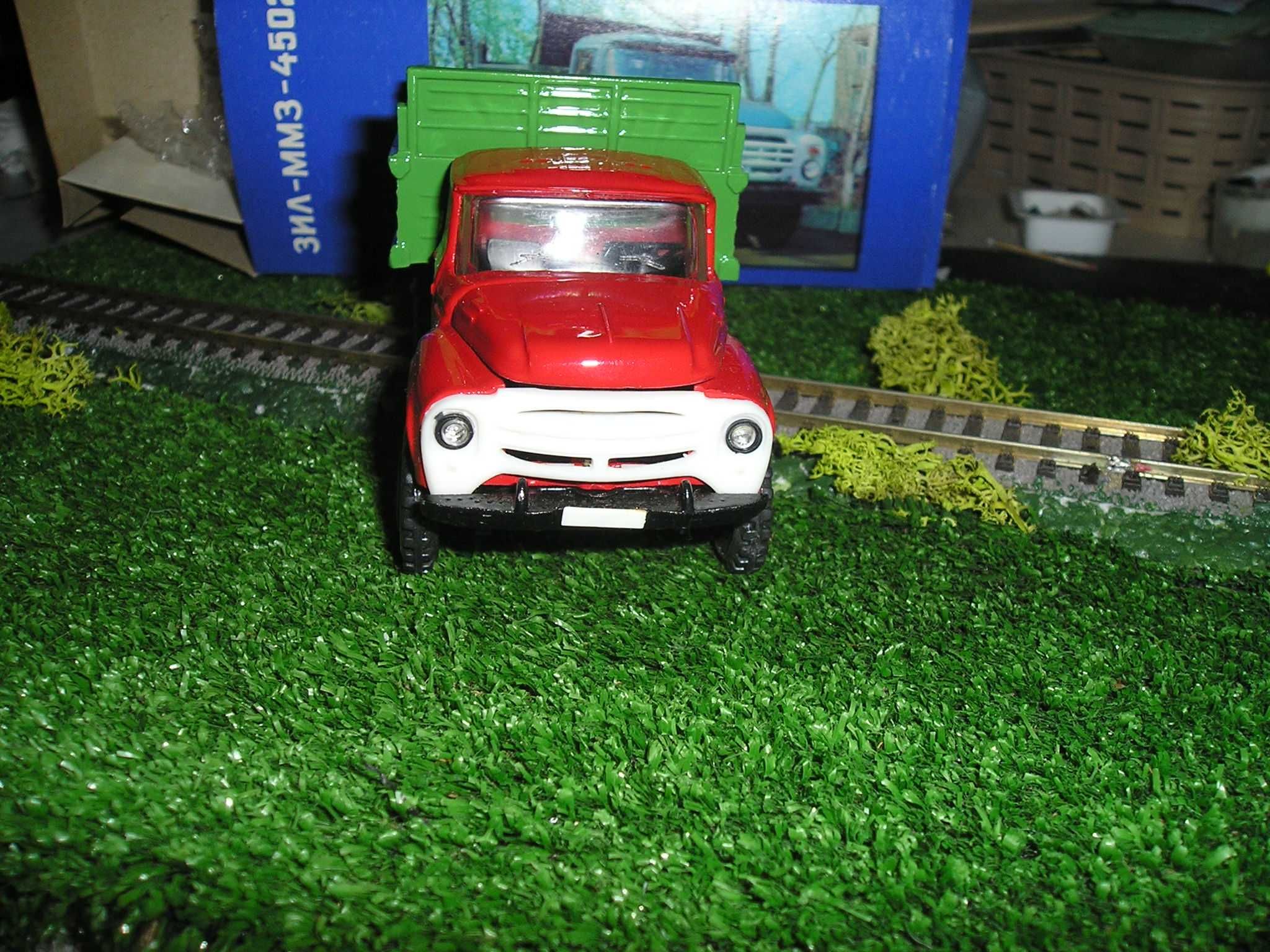 Зил 130 ММЗ 4502 красная кабина-травяной кузов