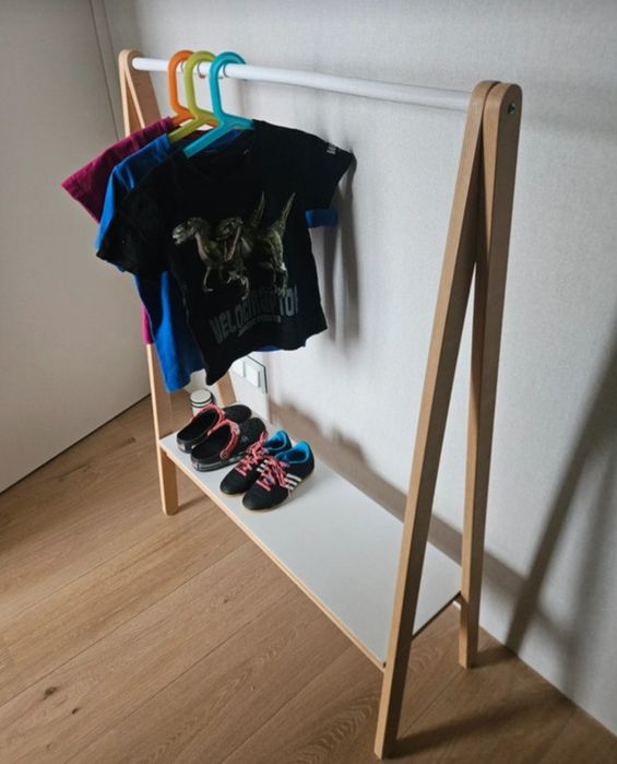 Przenośny stojak / wieszak Montessori