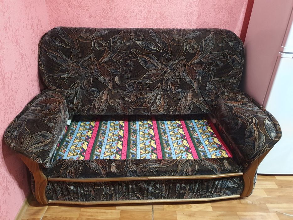 Диван розкладний з вставками з дуба та 2 кресла з ручками з дерева