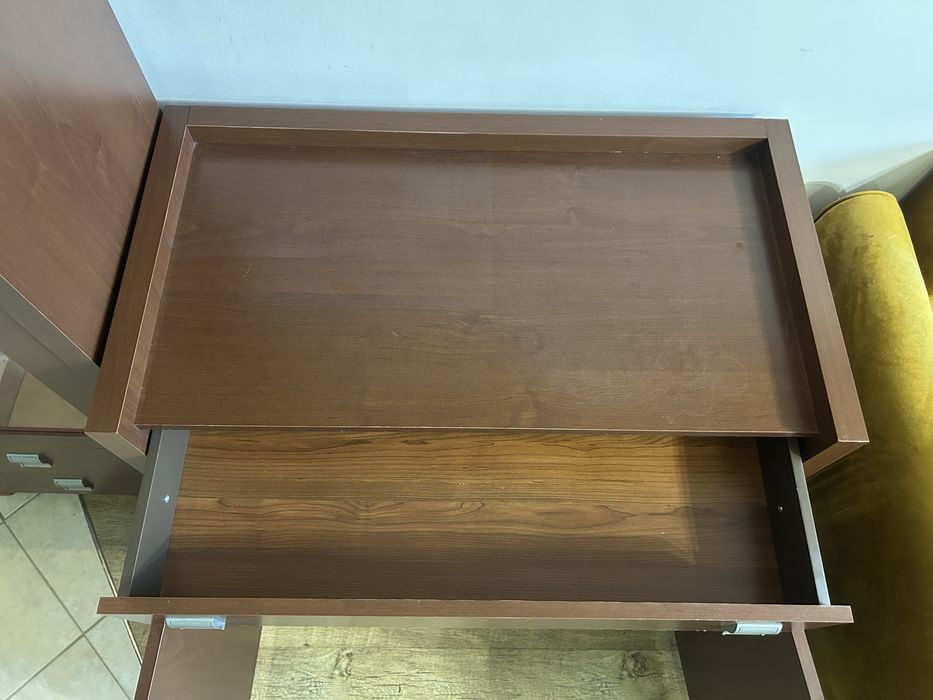 Witryna szklane półki i komoda ciemny orzech