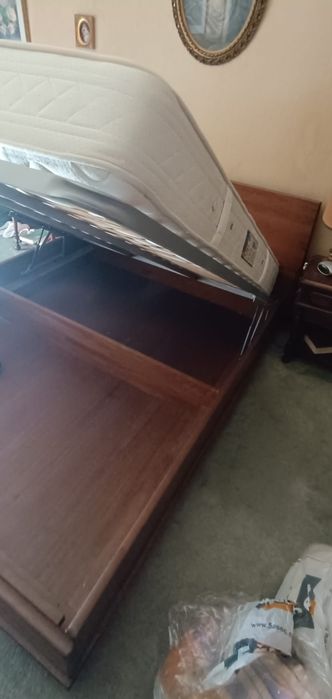Cama de casal em Pinho com estrado elevatório e colchão