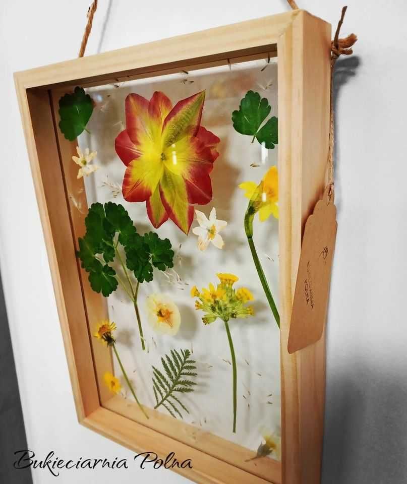 Drewniana ramka z prasowanymi kwiatami w szkle