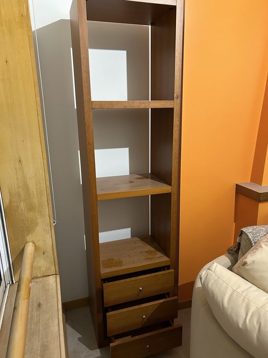 Movel com prateleiras e gavetas