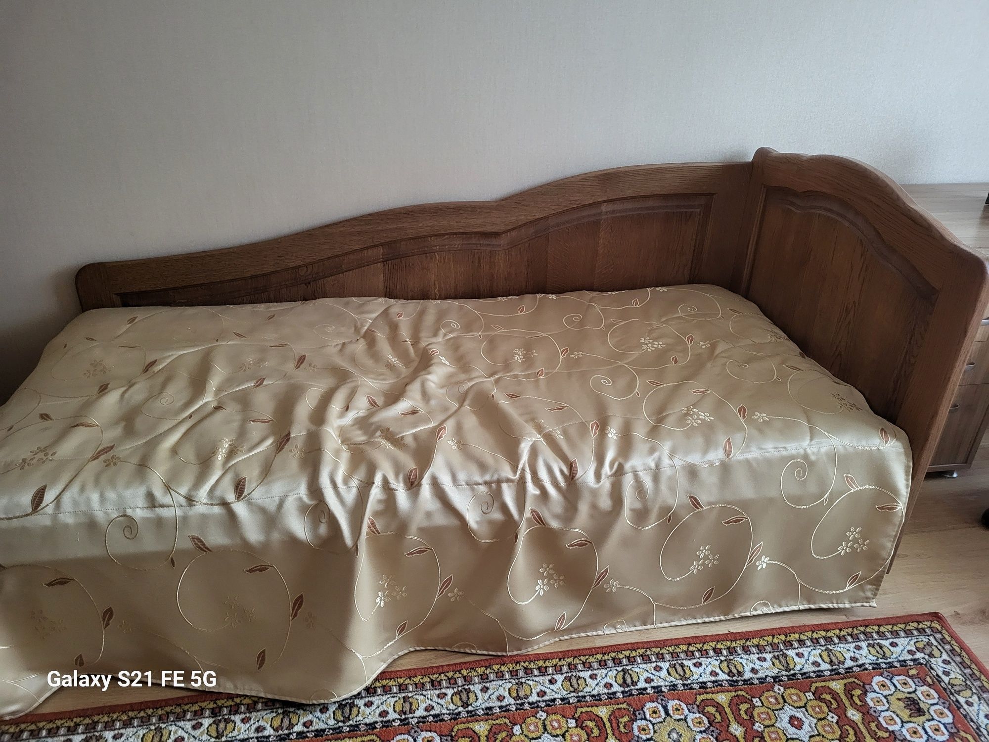 Ліжко дерев'яне зі спинкою