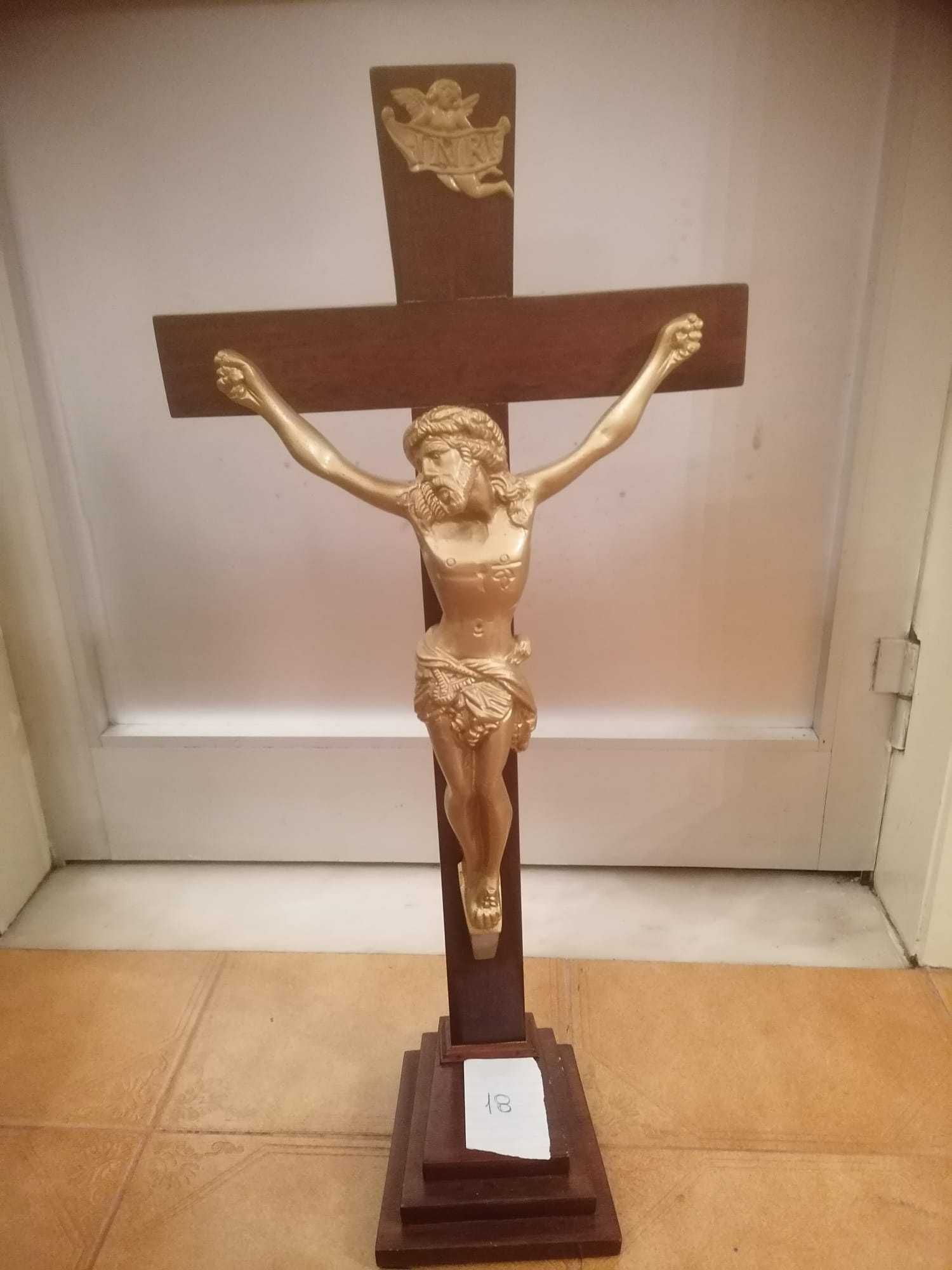 Crucifixo em madeira com Cristo pintado a ouro suíço