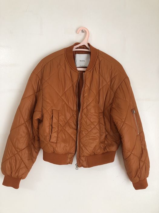 Vendo diversas peças de roupa e um bolsa