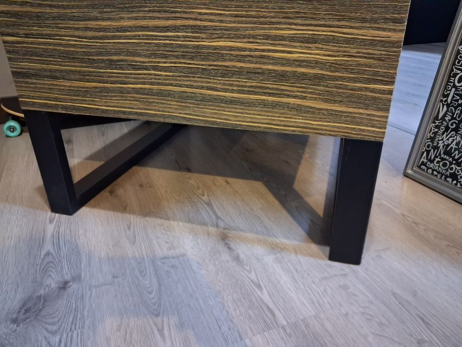 Stolik kawowy na metalowych plozach