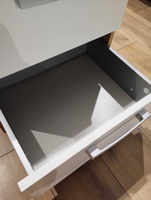 Mam na sprzedaż,szafkę nocną w dobrym stanie