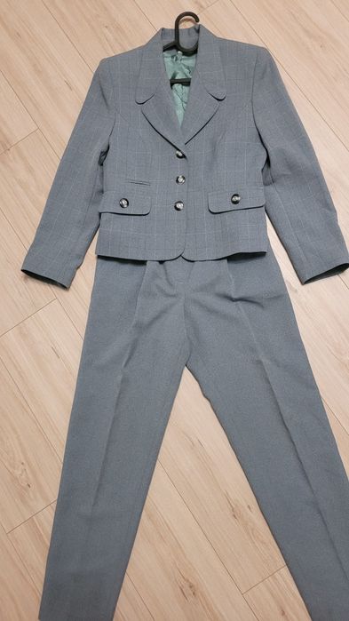 Szary garnitur marynarka cygaretki