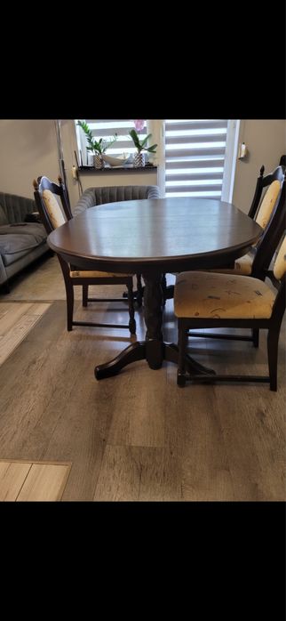 Stół z krzesłami do salonu