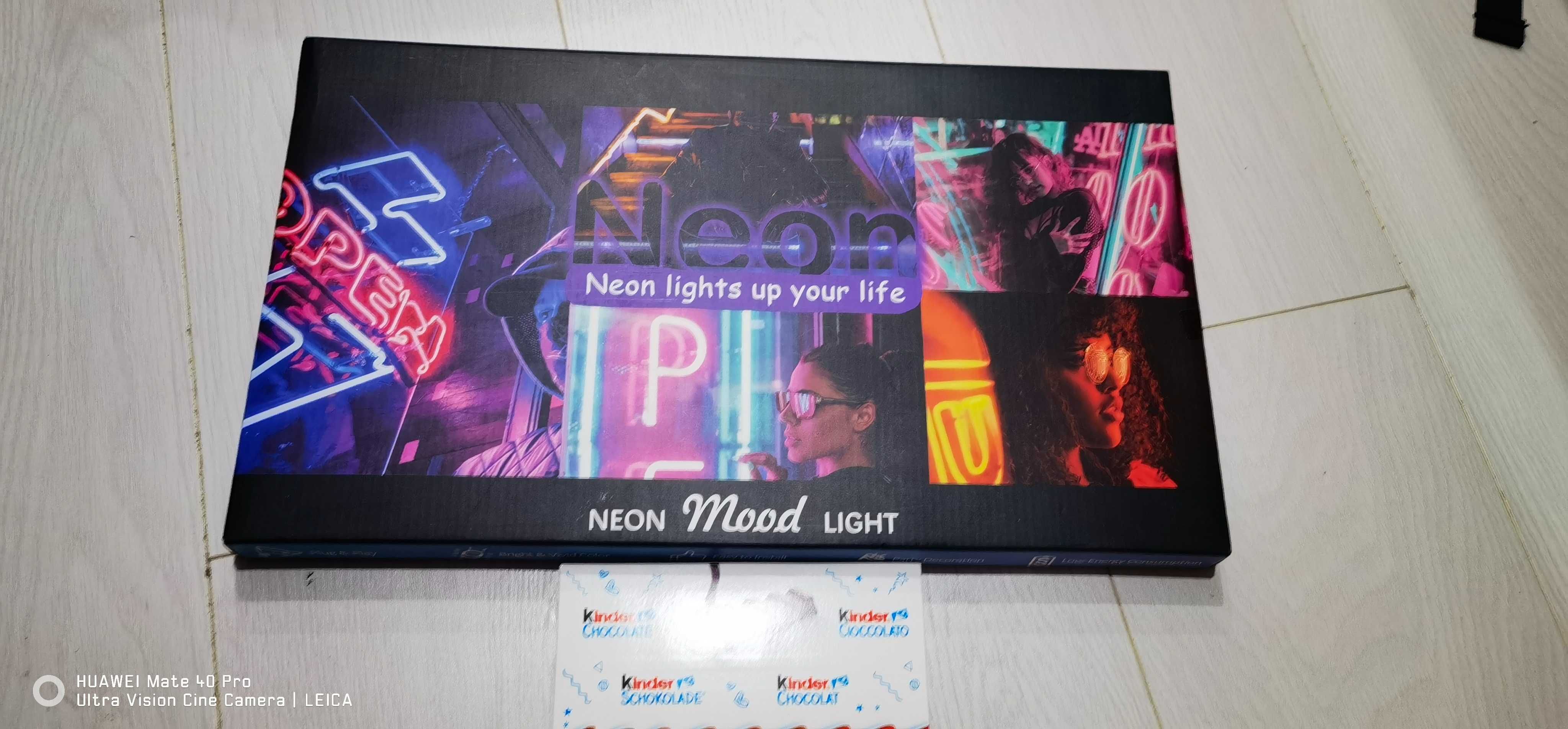 Neonowy znak świetlny LED, lampka nocna "Treat Yourself"
