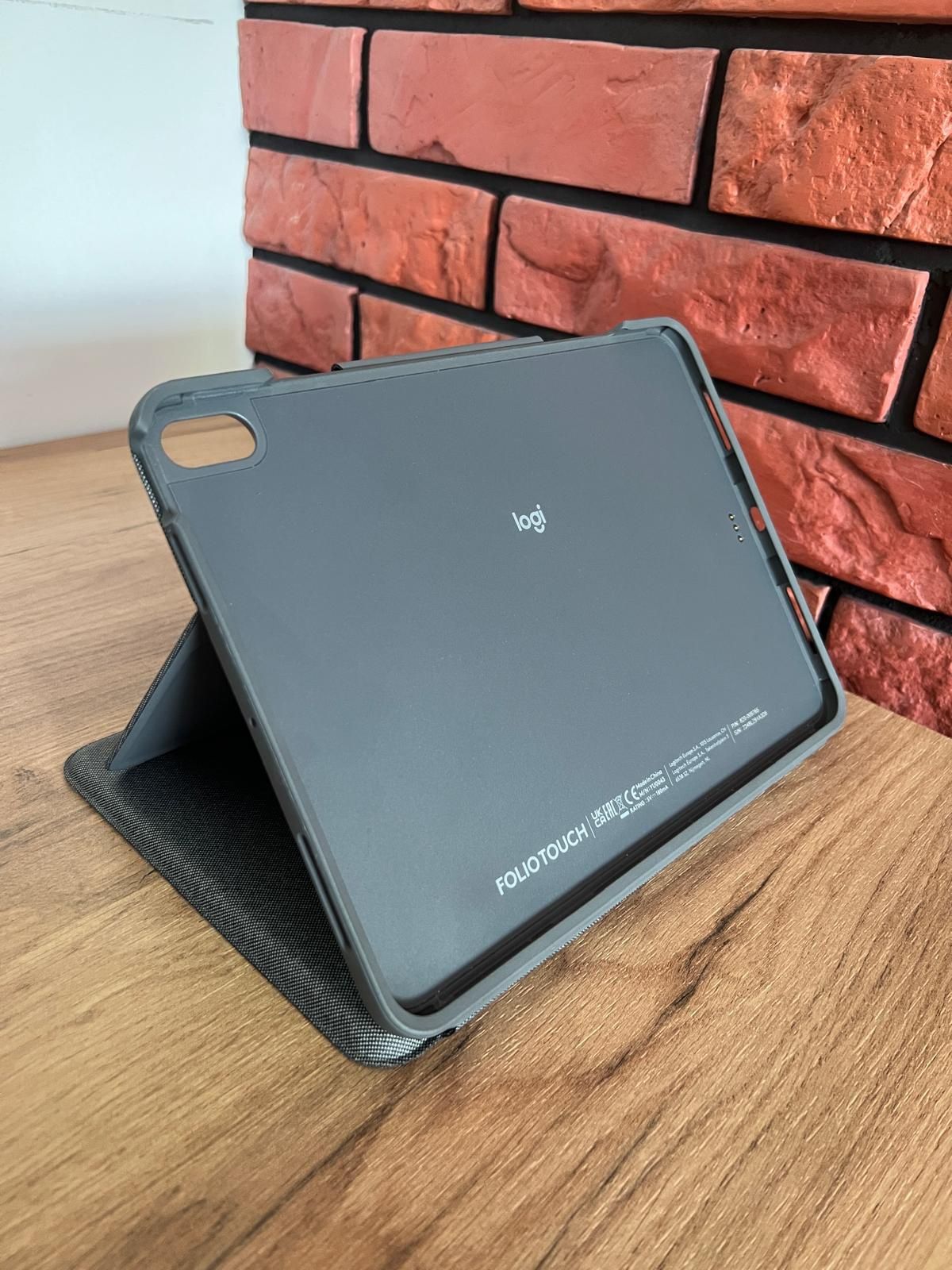 Etui z klawiaturą Logitech Folio Touch do iPada – jak nowe!