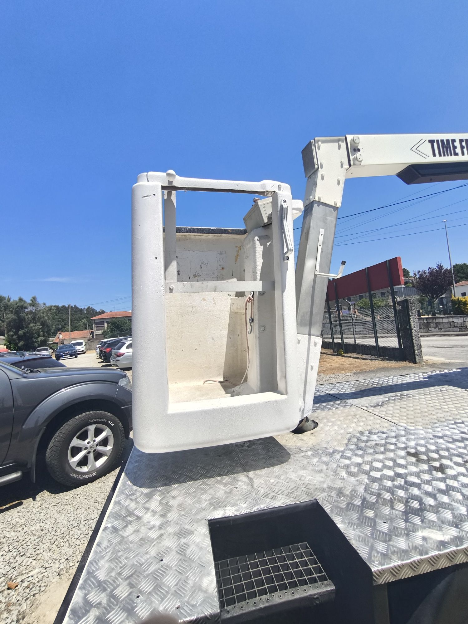 Nissan cabstar Naquel de grua elevatória