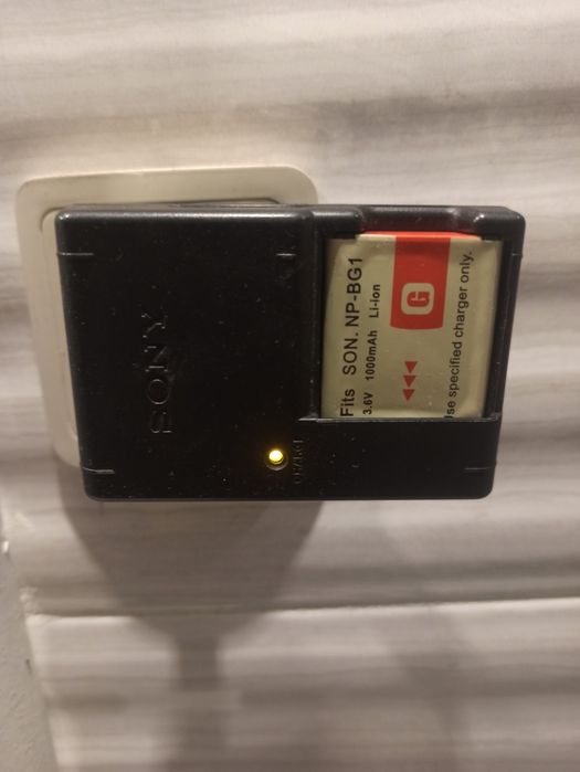 Продам цифровий фотоапарат SONU,із зарядним пристроєм.