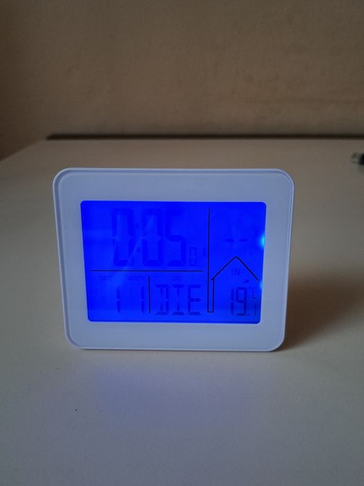 Радіобудильник з температурною станцією.