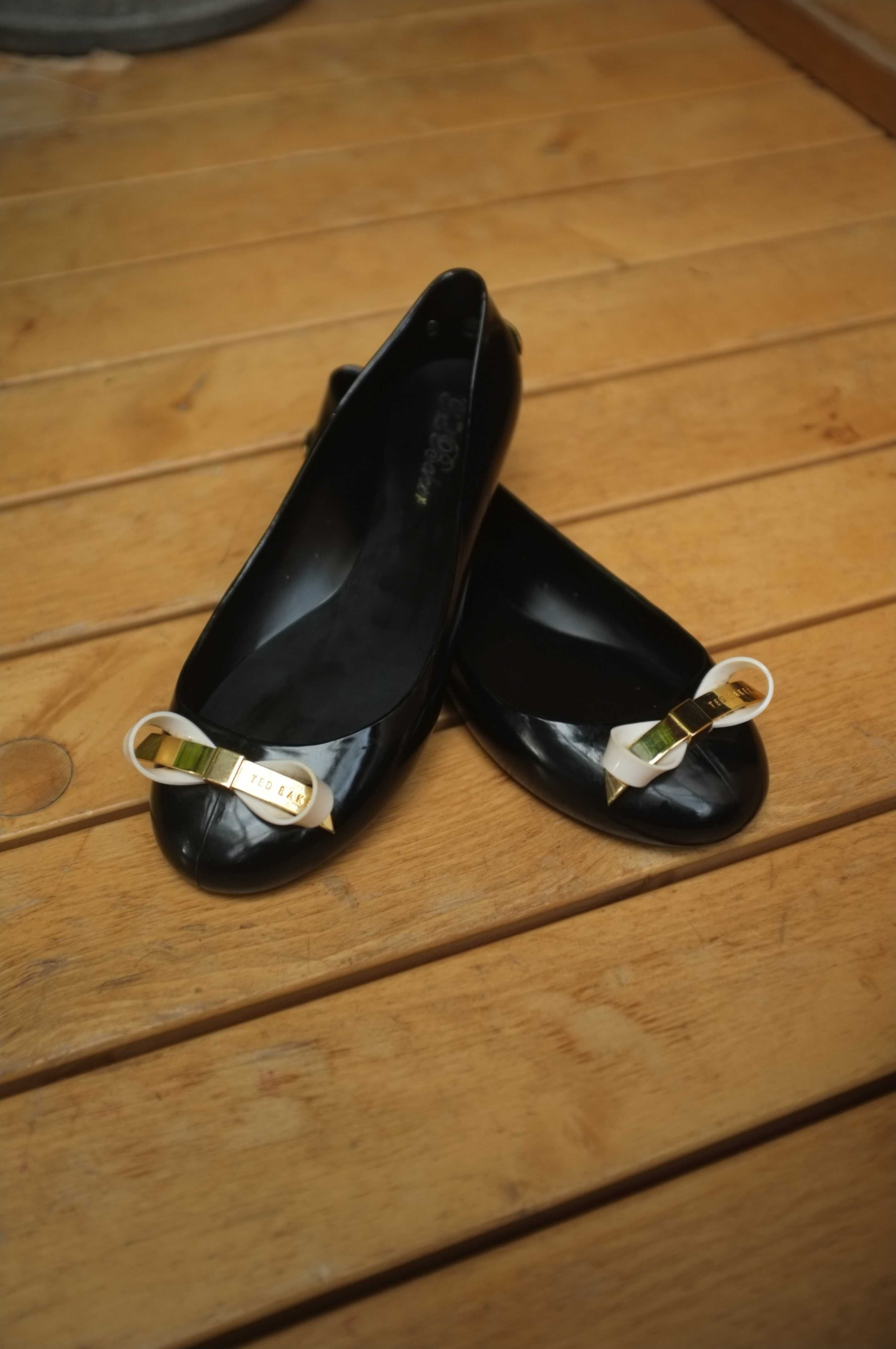 gumowe balerinki Ted Baker jelly czarne z kokardką eleganckie pin-up