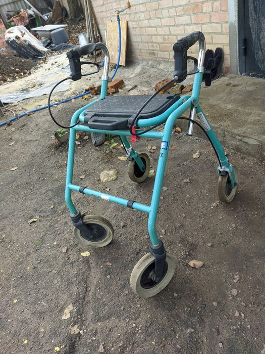 Продам ходунки на колесах с тормозами