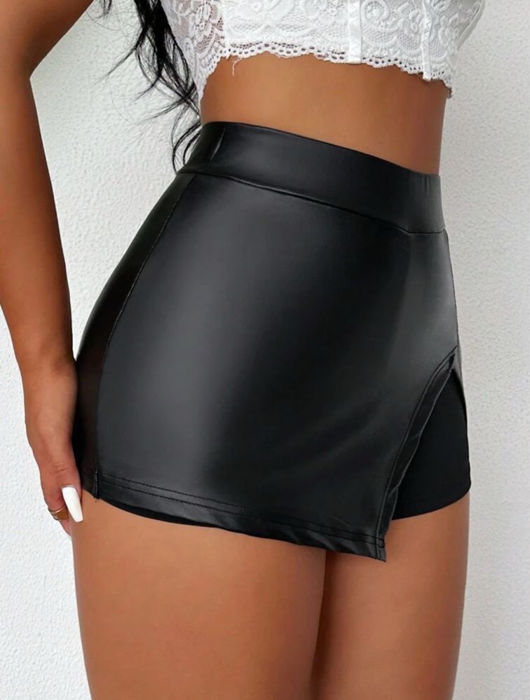 Foxxy Shorts de Pu em cor solida com fenda traseira - Sensualidade