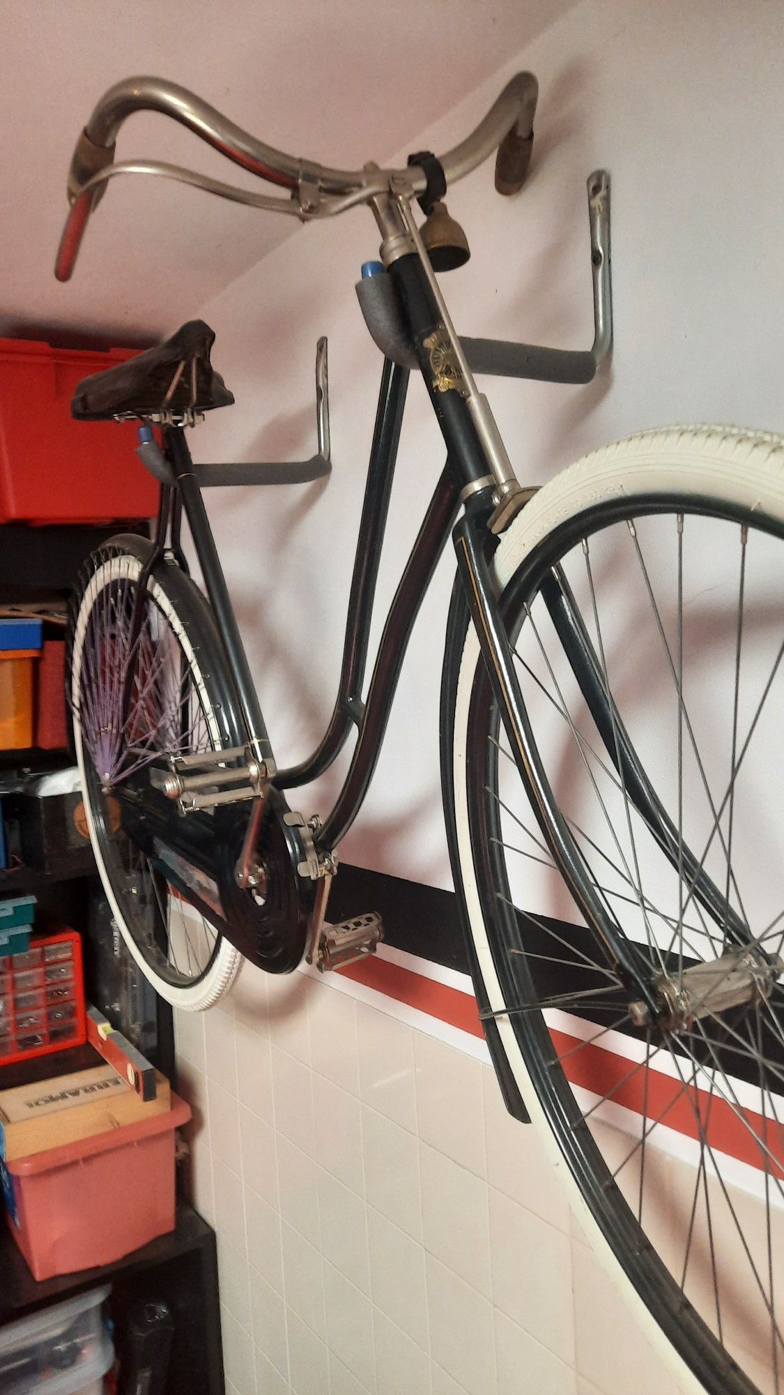 Bicicleta antiga de senhora Peugeot com mais de 100 anos